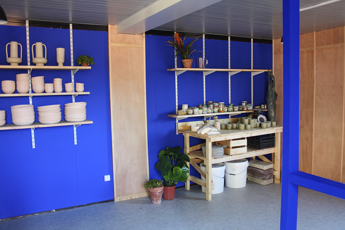 bleu klein bois atelier moins mais mieux